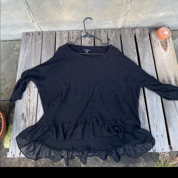 High low black sweater with ruffles. 3/4 sleeve - Picture 1 of 1